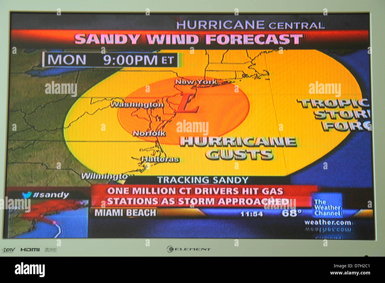 Miami Beach Florida,TV,televisione,set,schermo,schermo piatto,HDTV,monitor,cavo,il canale meteo,Hurricane Sandy,superstorm,previsione,previsione,tracking Foto Stock