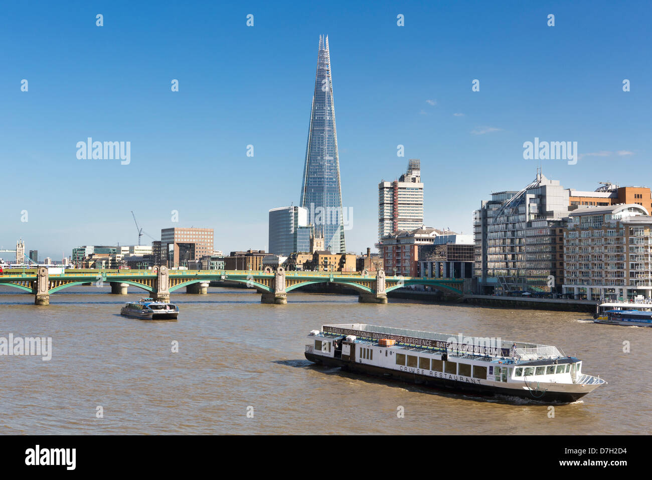 Il fiume Thames, London. La Shard edificio. Foto Stock