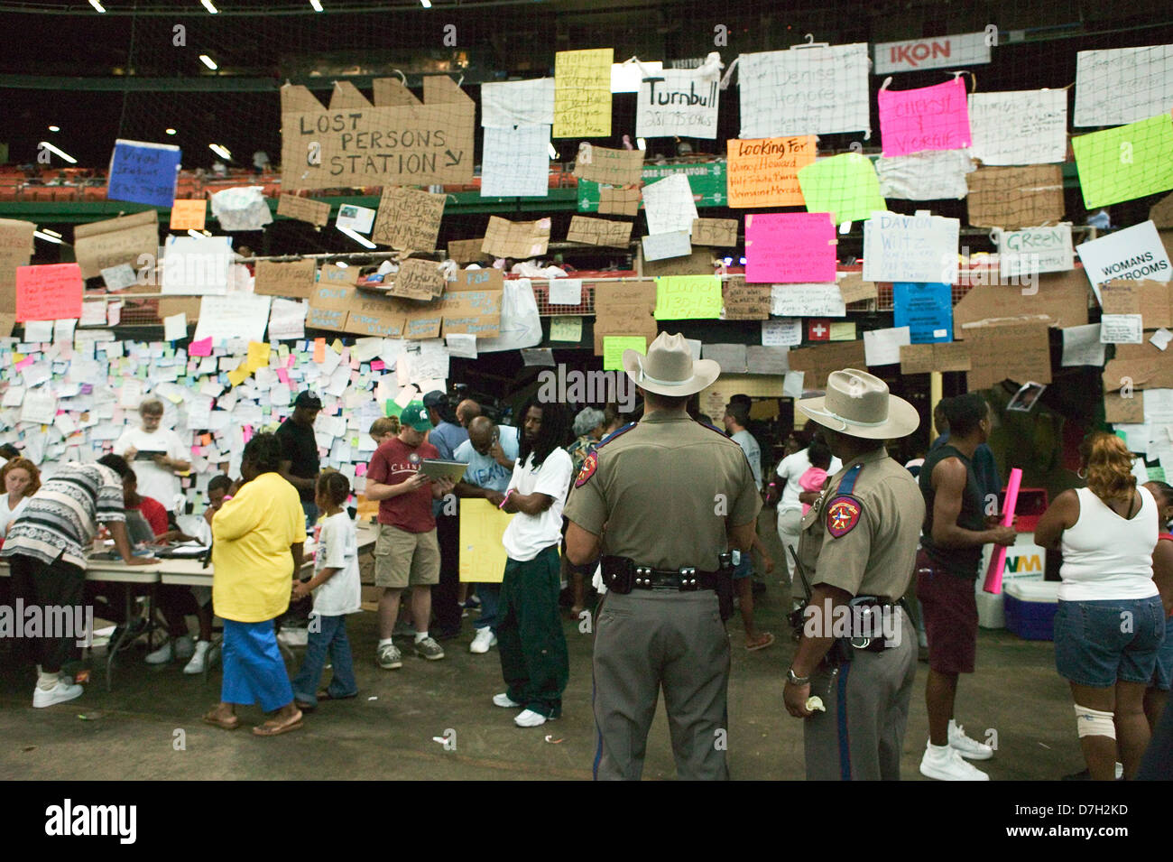 Uragano Katrina superstiti da New Orleans cerca la bacheca per cari dopo essere stato trasferito in una croce rossa shelter in Houston Astrodome 4 Settembre 2005 a Houston, TX. Foto Stock