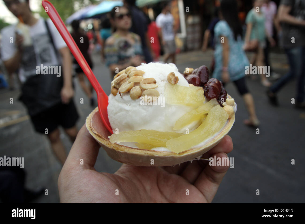 Coconut ice cream topping con arachidi , di fagioli rossi e ananas Foto Stock