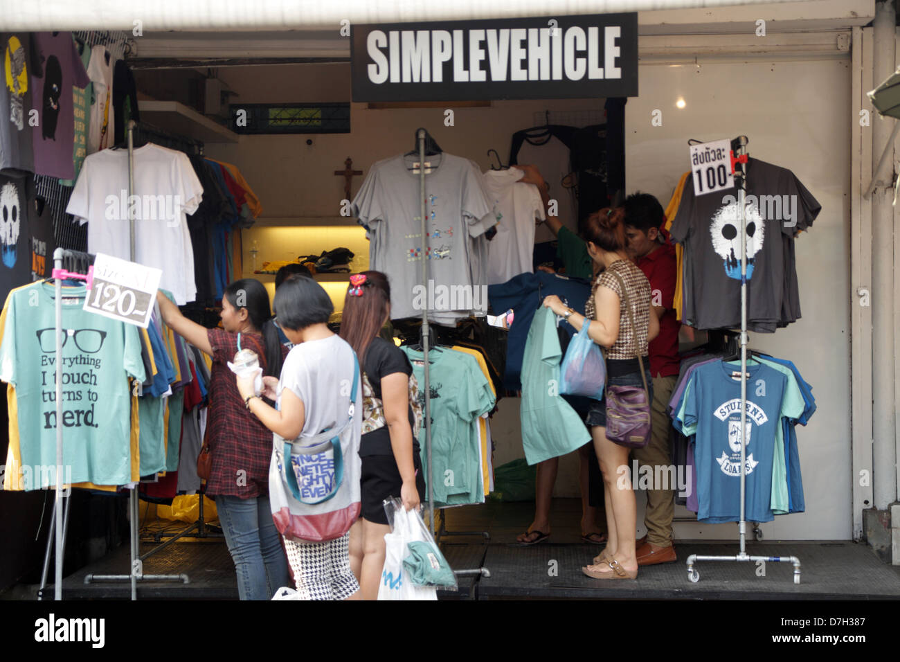 Negozio di abbigliamento al Mercato del fine settimana di Chatuchak , Bangkok , Thailandia Foto Stock