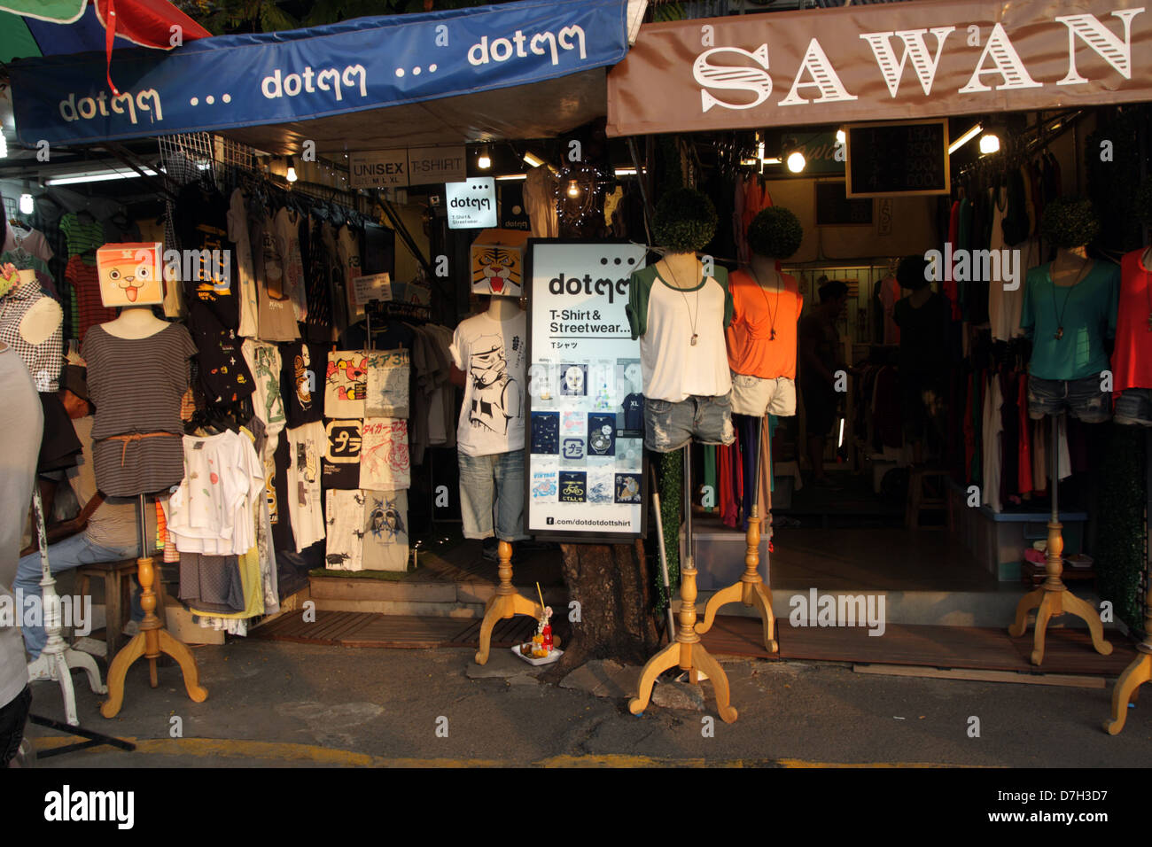 Negozio di abbigliamento al Mercato del fine settimana di Chatuchak , Bangkok , Thailandia Foto Stock