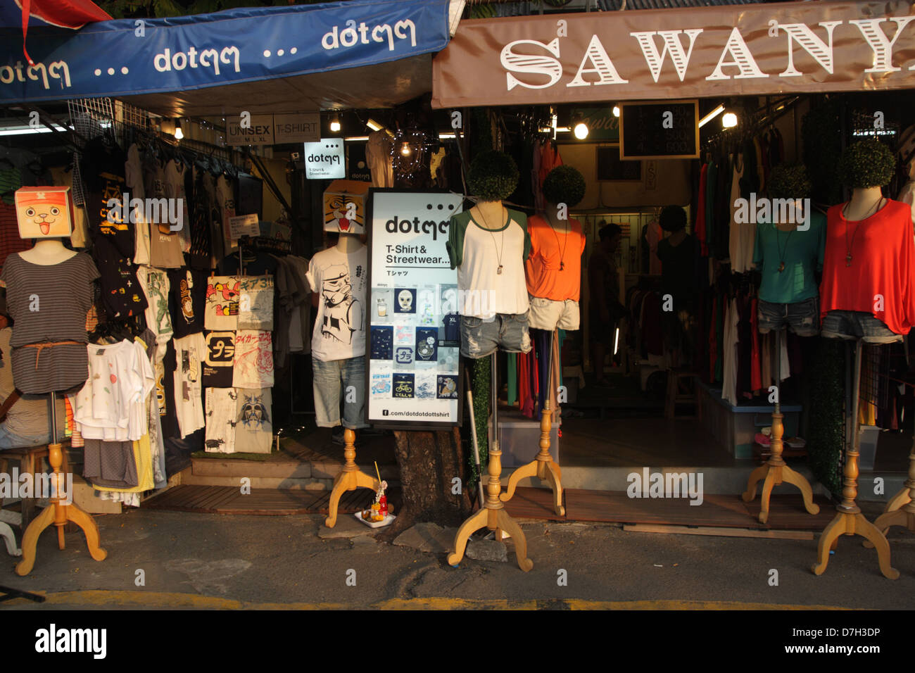 Negozio di abbigliamento al Mercato del fine settimana di Chatuchak , Bangkok , Thailandia Foto Stock