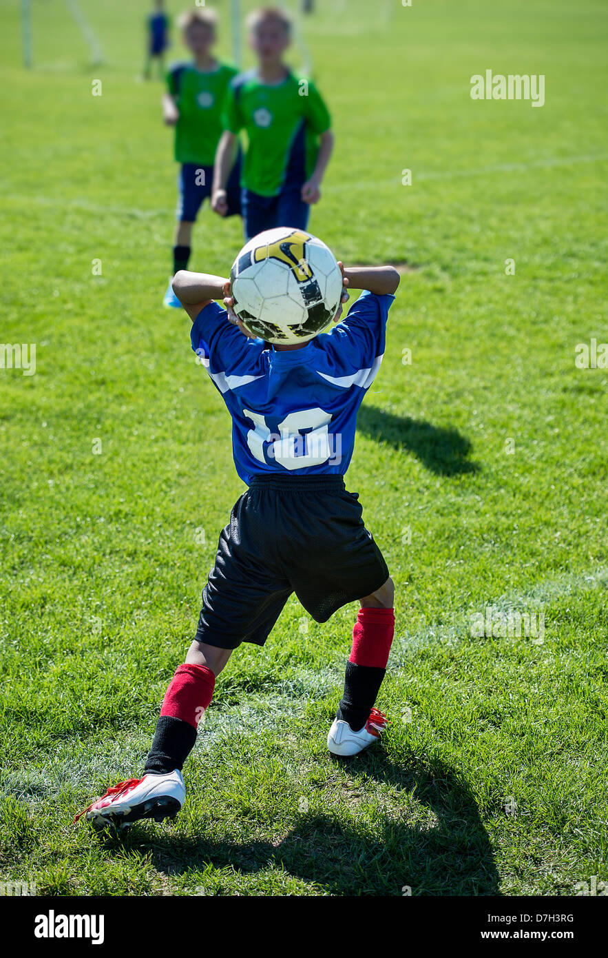 Throwin durante la gioventù partita di calcio. Foto Stock