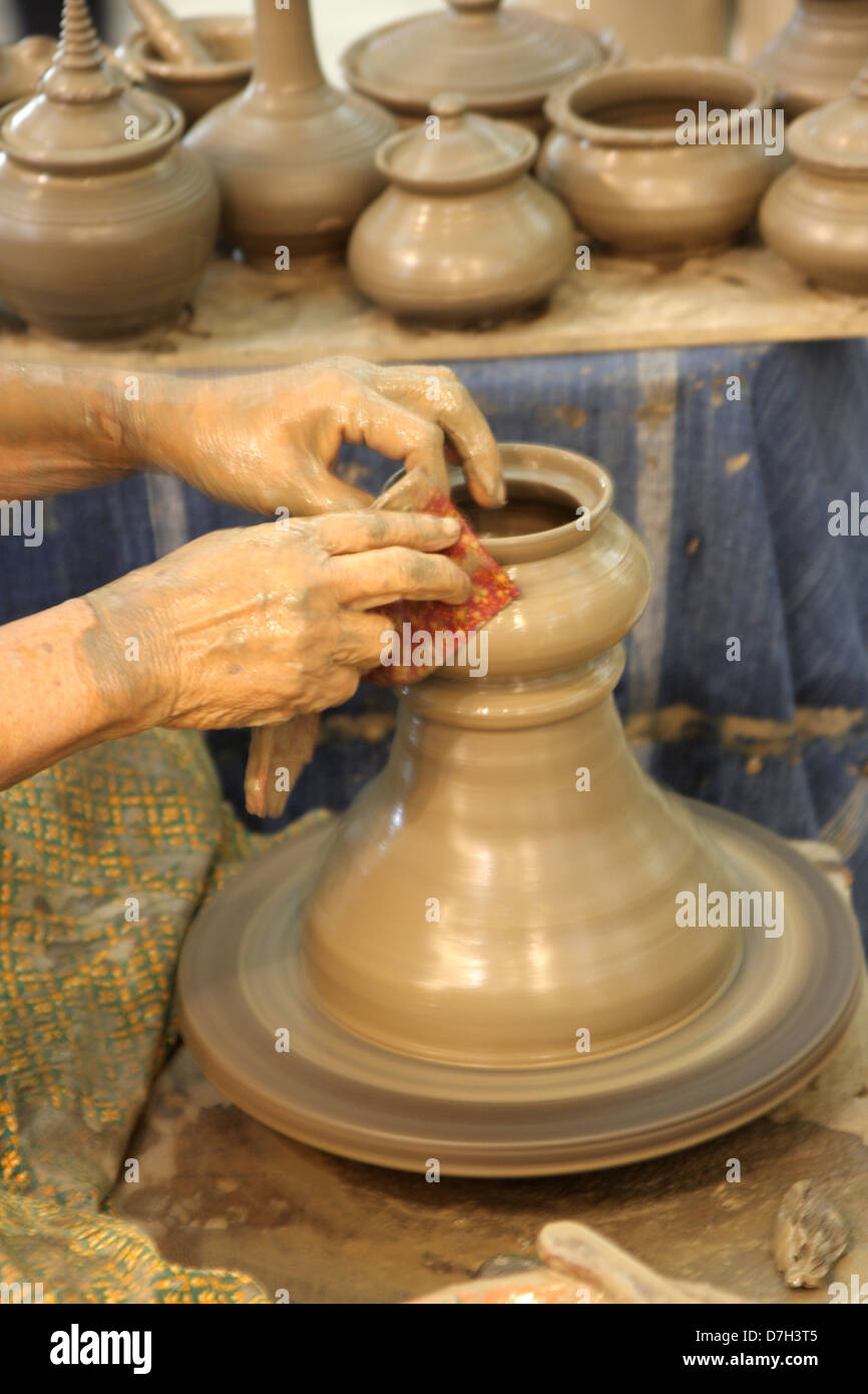 Mano-gettando in ceramica sulla ruota di realizzato in stile Tailandese pot Foto Stock