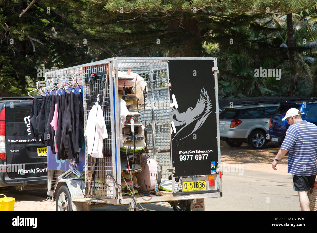 Manly surf scuola regolarmente insegna alla gente di navigare a Palm Beach di Sydney Foto Stock