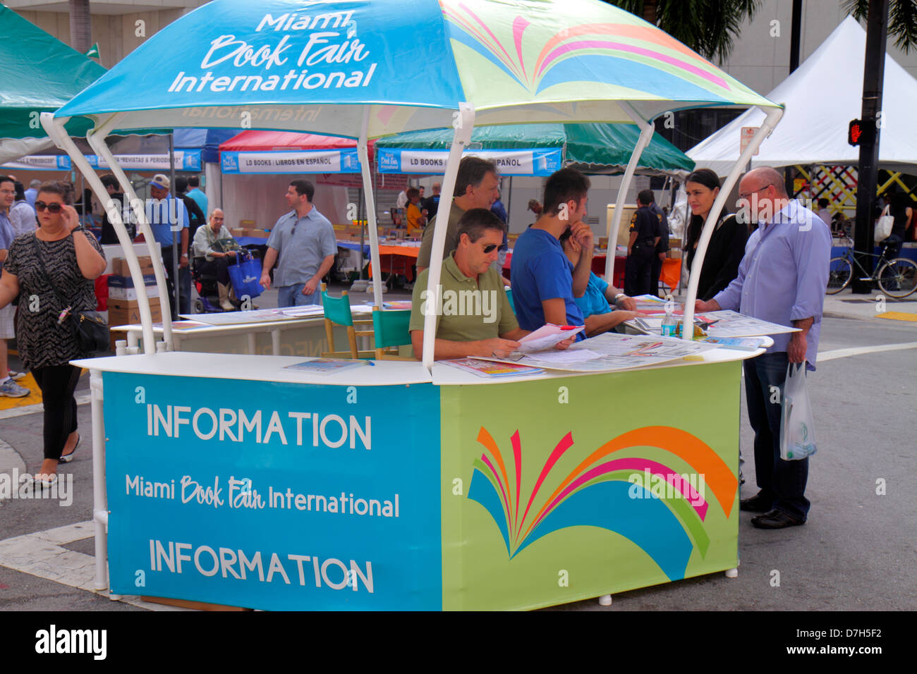Miami Florida,Book Fair Miami International,stand informazioni,uomo uomini maschi adulti,volontari volontari volontari lavoratori del lavoro di volontariato,lavoro di squadra Foto Stock
