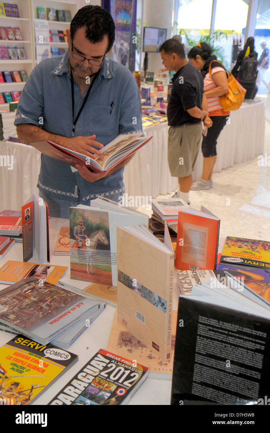 Miami Florida,Book Fair Miami International,stand,stand,vetrina vendita,shopping shopper shopping shopping negozi mercato mercati mercato di acquisto selli Foto Stock