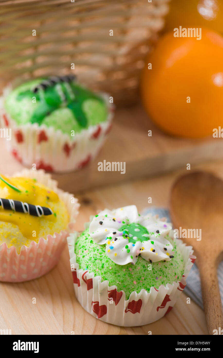 Bella tazza di torte muffin con sfondo di cottura Foto Stock