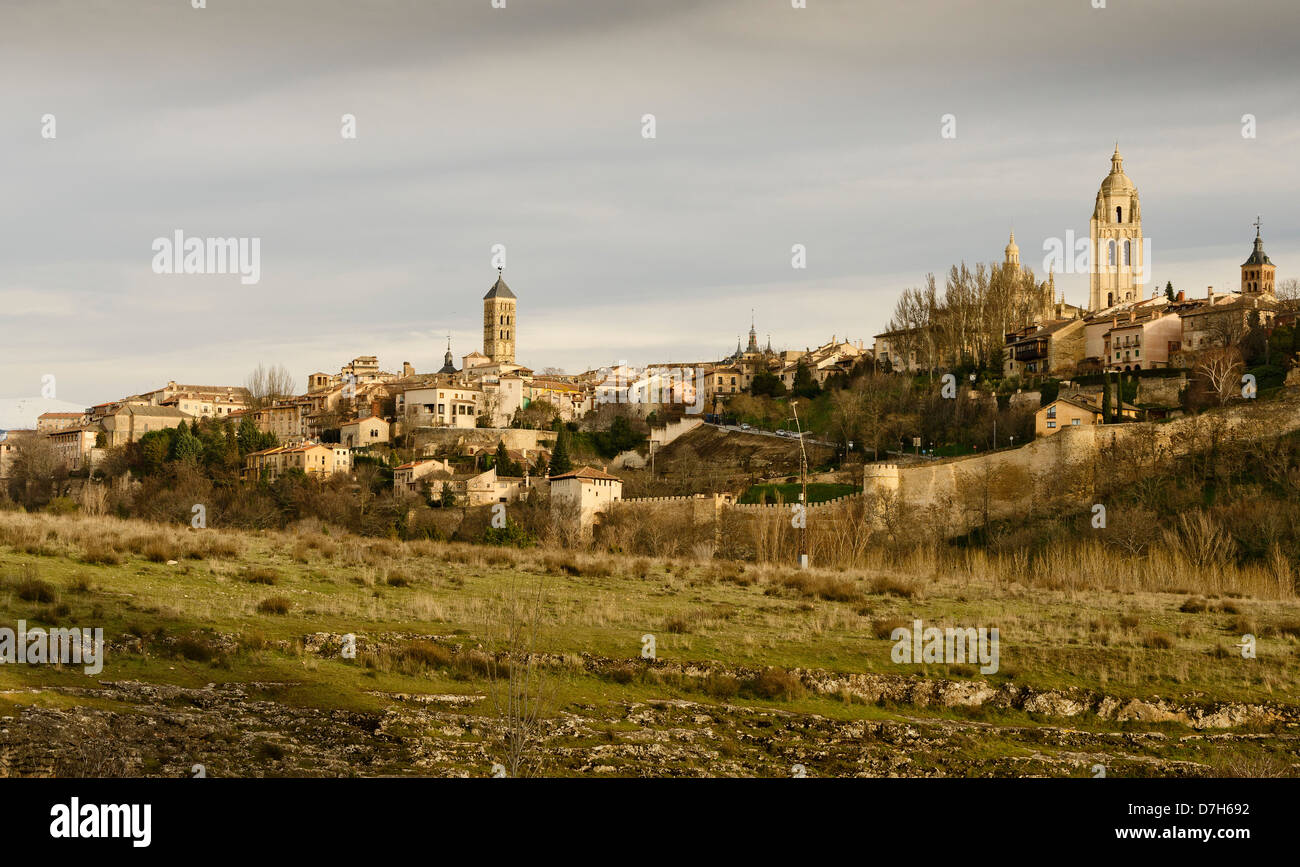 Vista della cattedrale di Segovia e il paesaggio circostante Foto Stock