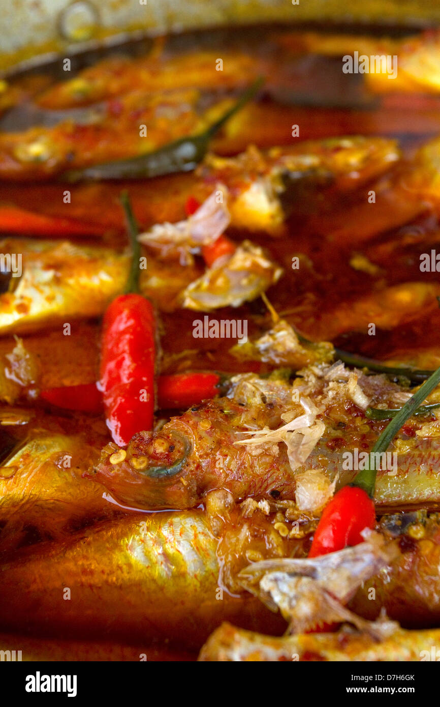 Sardine con aglio e peperoncino al mercato, Vietnam. Foto Stock
