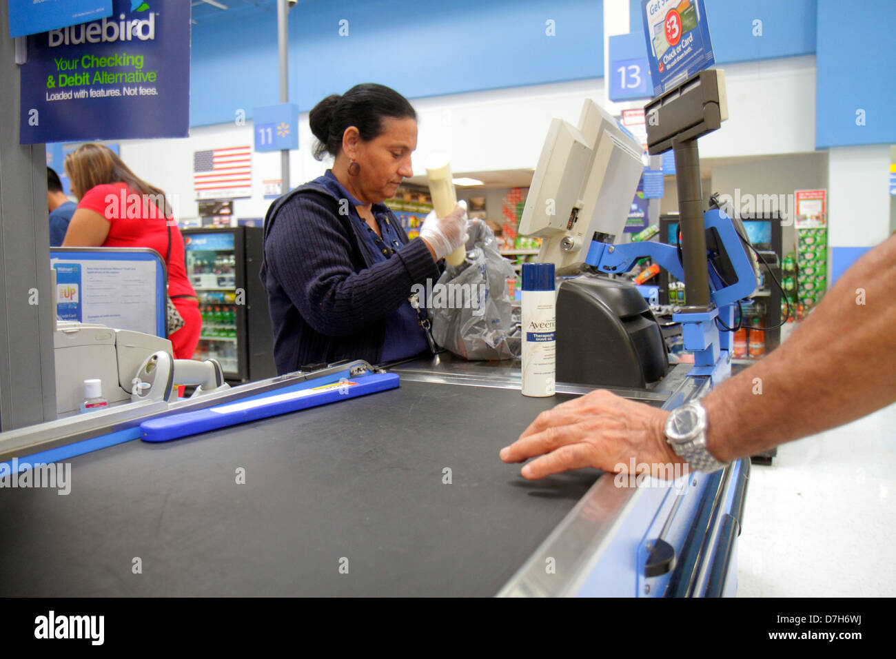 Miami Florida, Walmart Big-Box, sconto, shopping shopper shopping negozi mercati di mercato di vendita di mercato, negozi al dettaglio negozi business bus Foto Stock