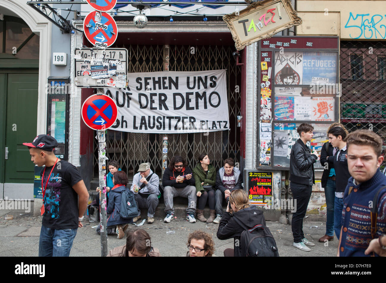 La gente celebra la Giornata del Lavoro al primo di maggio a Berlino Foto Stock