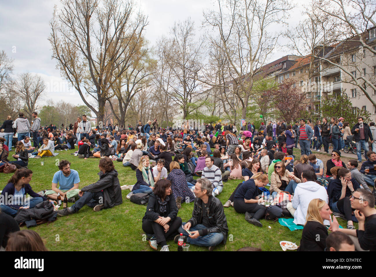 Giovane popolo tedesco per celebrare la Giornata del Lavoro a Kreuzberg Berlino Foto Stock