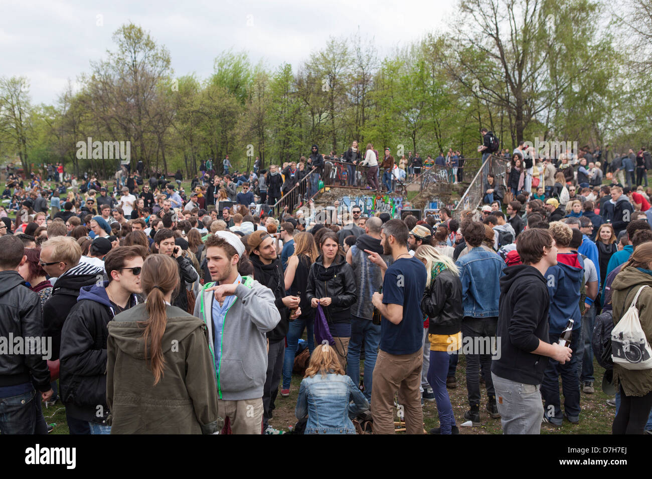 La folla di giovani tedeschi per celebrare la Giornata del Lavoro a Kreuzberg Berlino Foto Stock