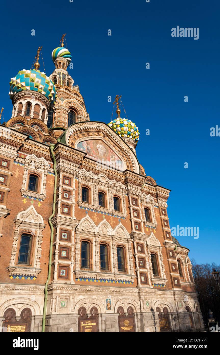 Luminoso giorno vista sulla Chiesa del Salvatore sul Sangue versato, chiamato Spas-na-krovi sul russo di San Pietroburgo Foto Stock