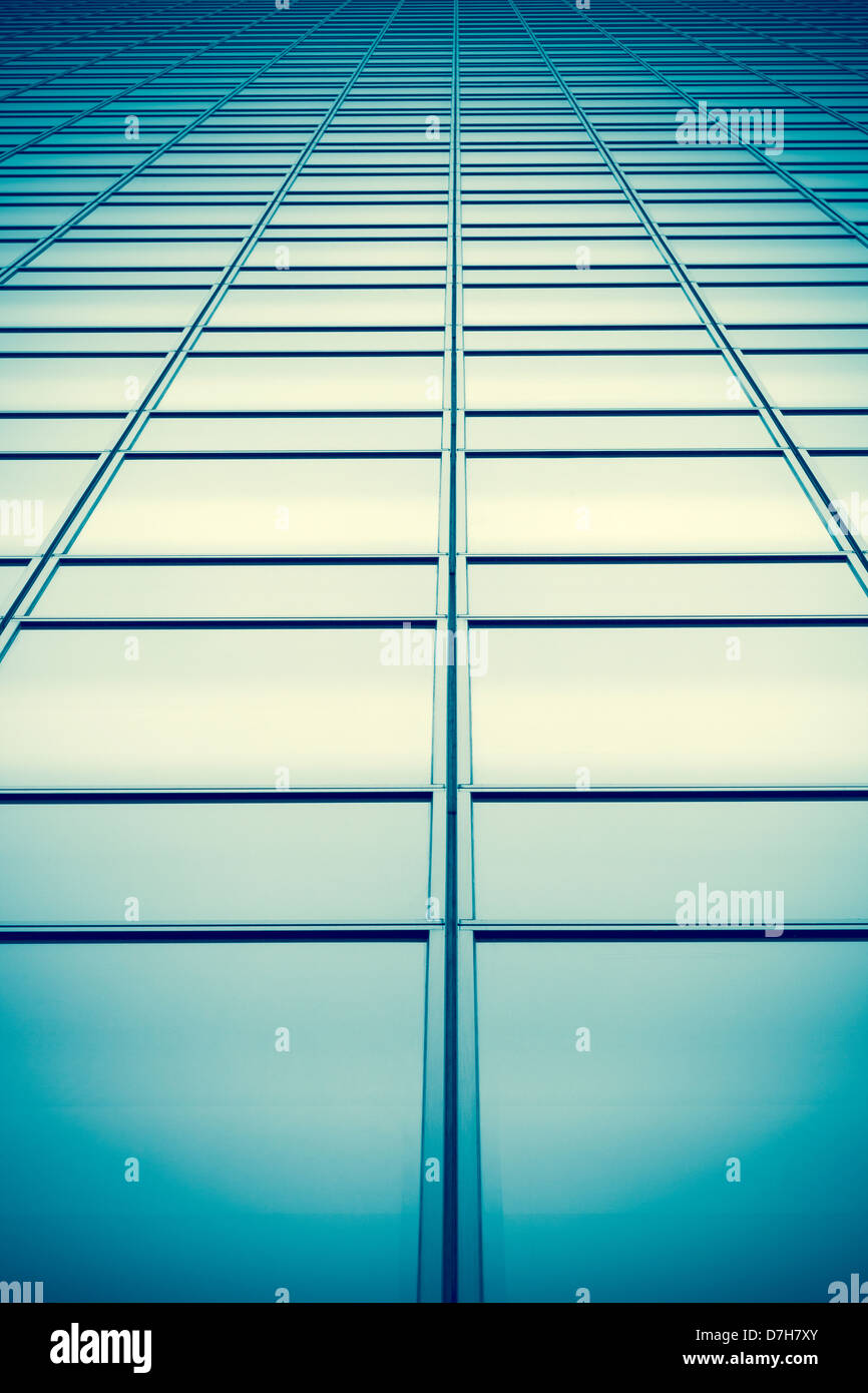 Far convergere i riquadri delle finestre di vetro su di un alto edificio con una croce trasformati trattamento colore. Foto Stock