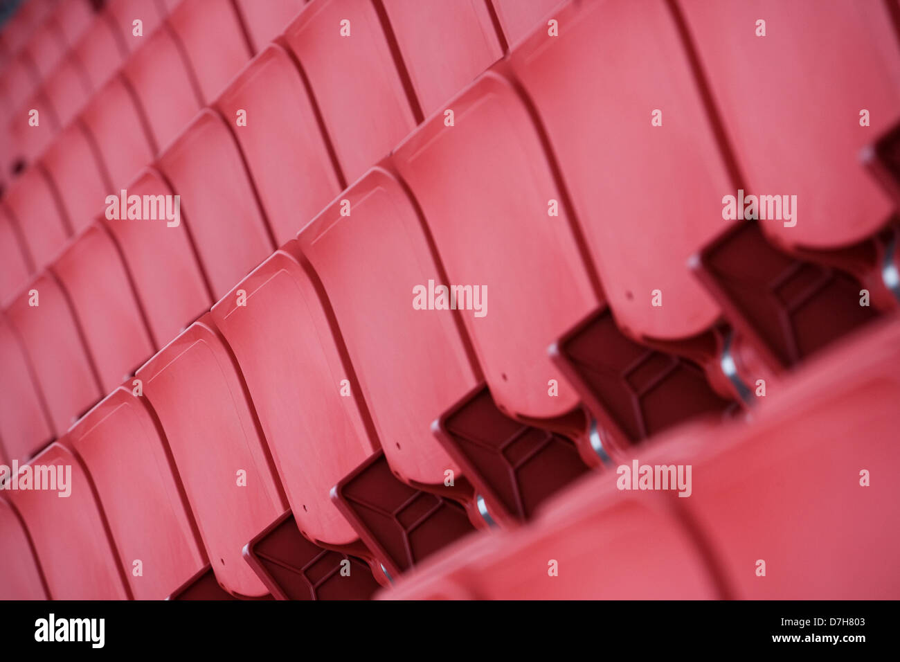 Abstract di close-up di colore rosso brillante stadium sedi con il fuoco selettivo. Foto Stock