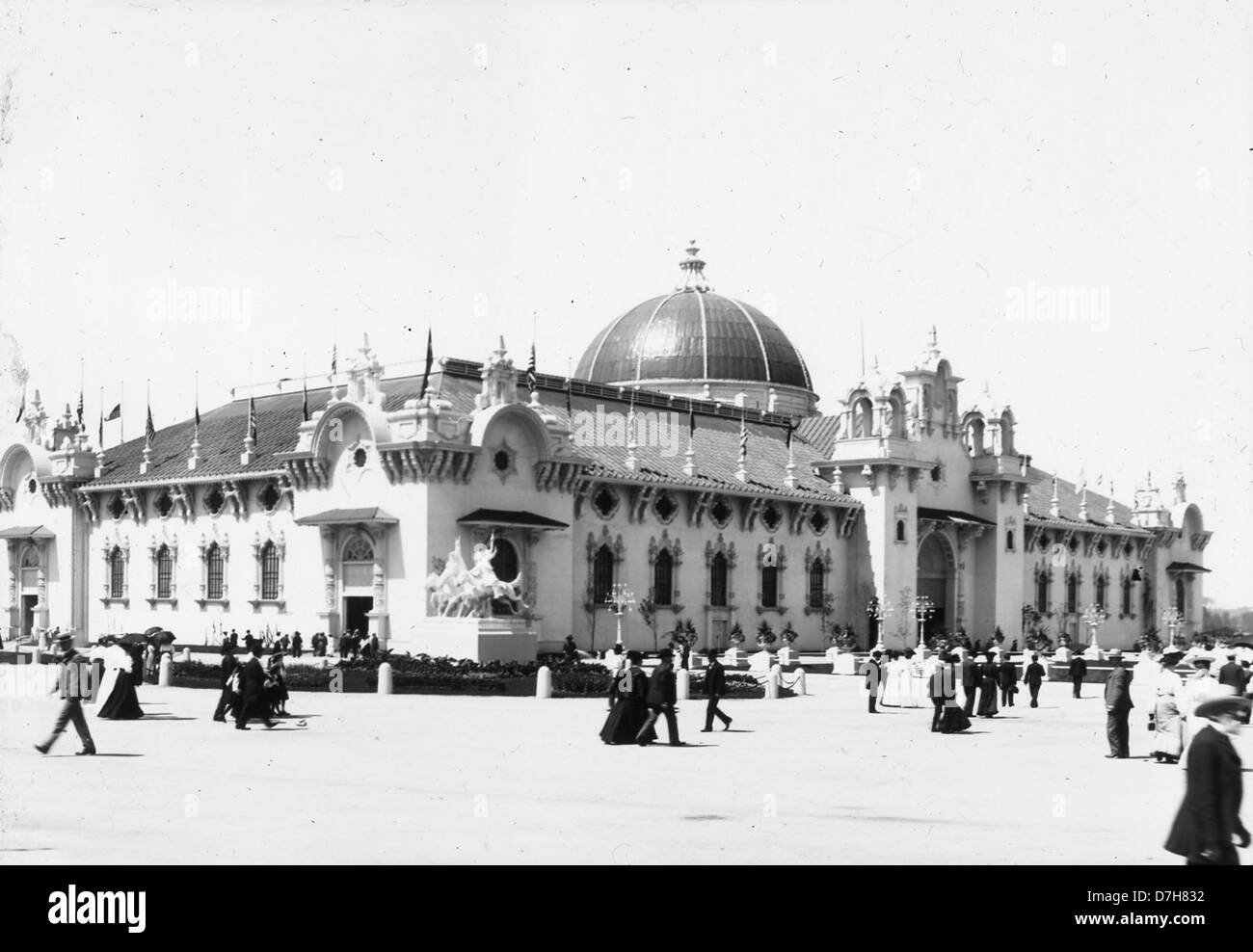 Il Palazzo delle esposizioni agricole, esposto in questa immagine, era un edificio notevole utilizzato per mostrare i progressi e le innovazioni agricoli. La fotografia riflette il suo stile architettonico e il significato culturale dell'agricoltura nella regione. Foto Stock