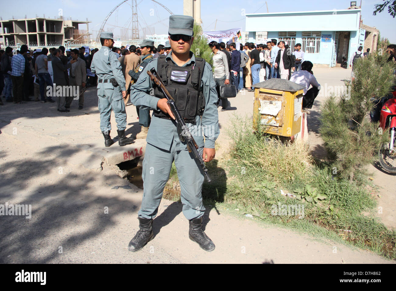 Una polizia afgana fornire sicurezza , Herat studenti universitari il sostegno delle forze di sicurezza afgane per la guerra di confine di Afgh Foto Stock