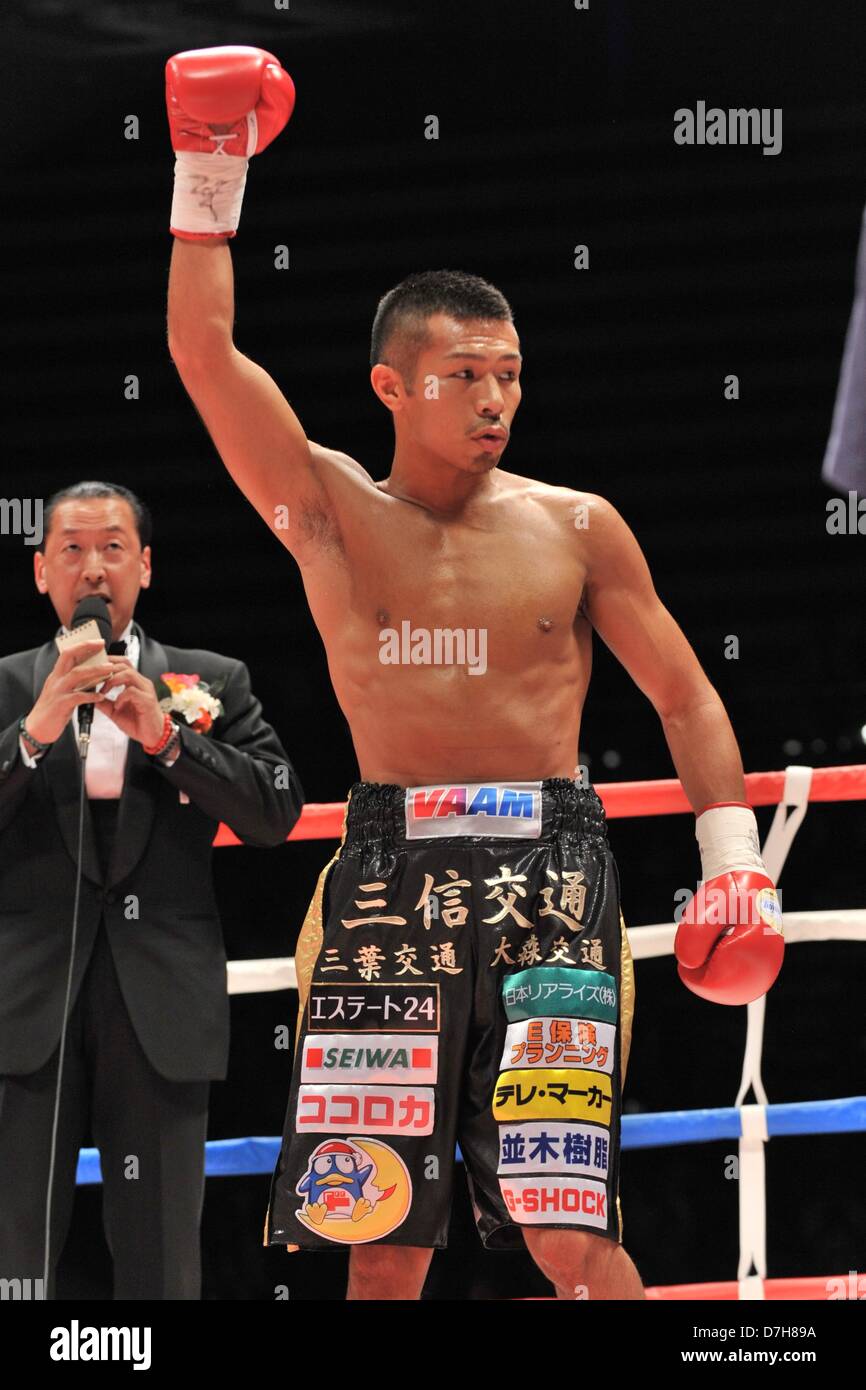 (R-L) Takashi Uchiyama (JPN), Naoki Sudo, 6 maggio 2012 - Pugilato : Takashi Uchiyama del Giappone pone come anello annunciatore Naoki Sudo lo chiama prima la WBA super piuma titolo bout in generale Ota-City palestra a Tokyo in Giappone. (Foto di Hiroaki Yamaguchi/AFLO) Foto Stock