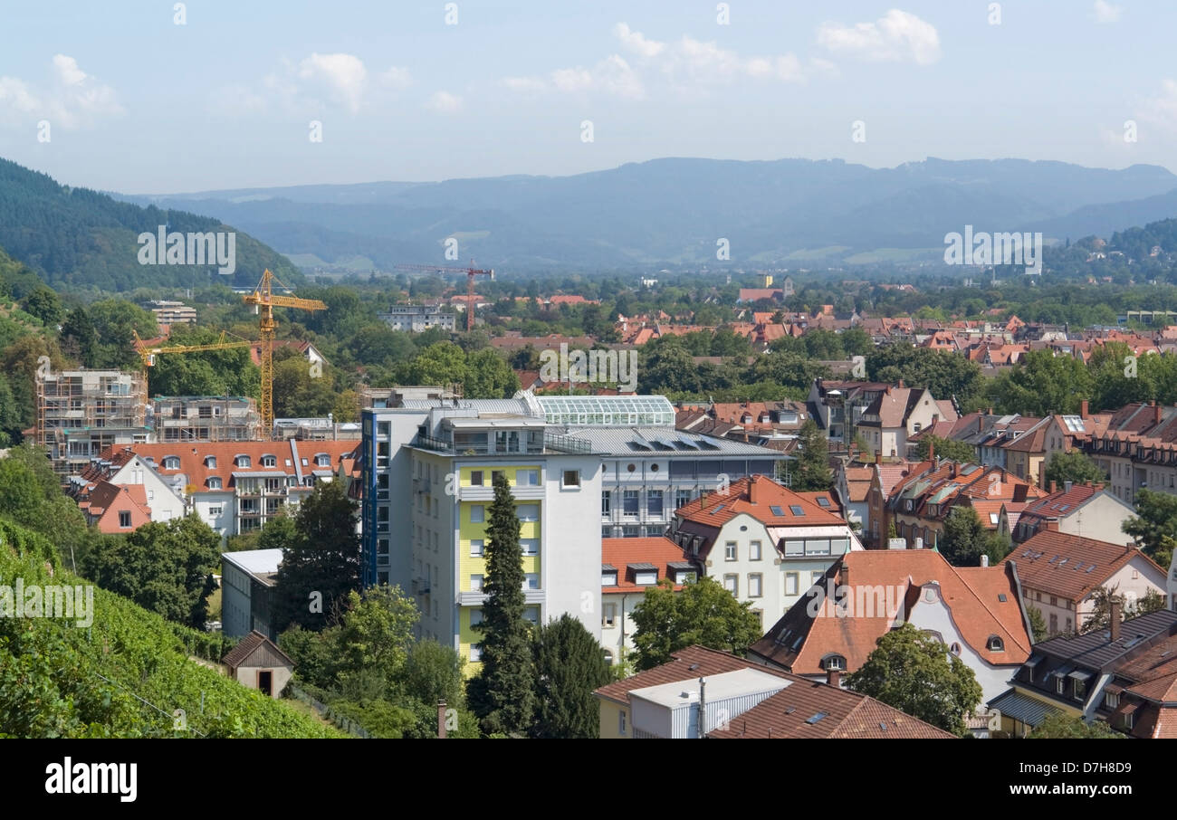 Sunny vista aerea di Freiburg im Breisgau, una città nel sud della Germania Foto Stock