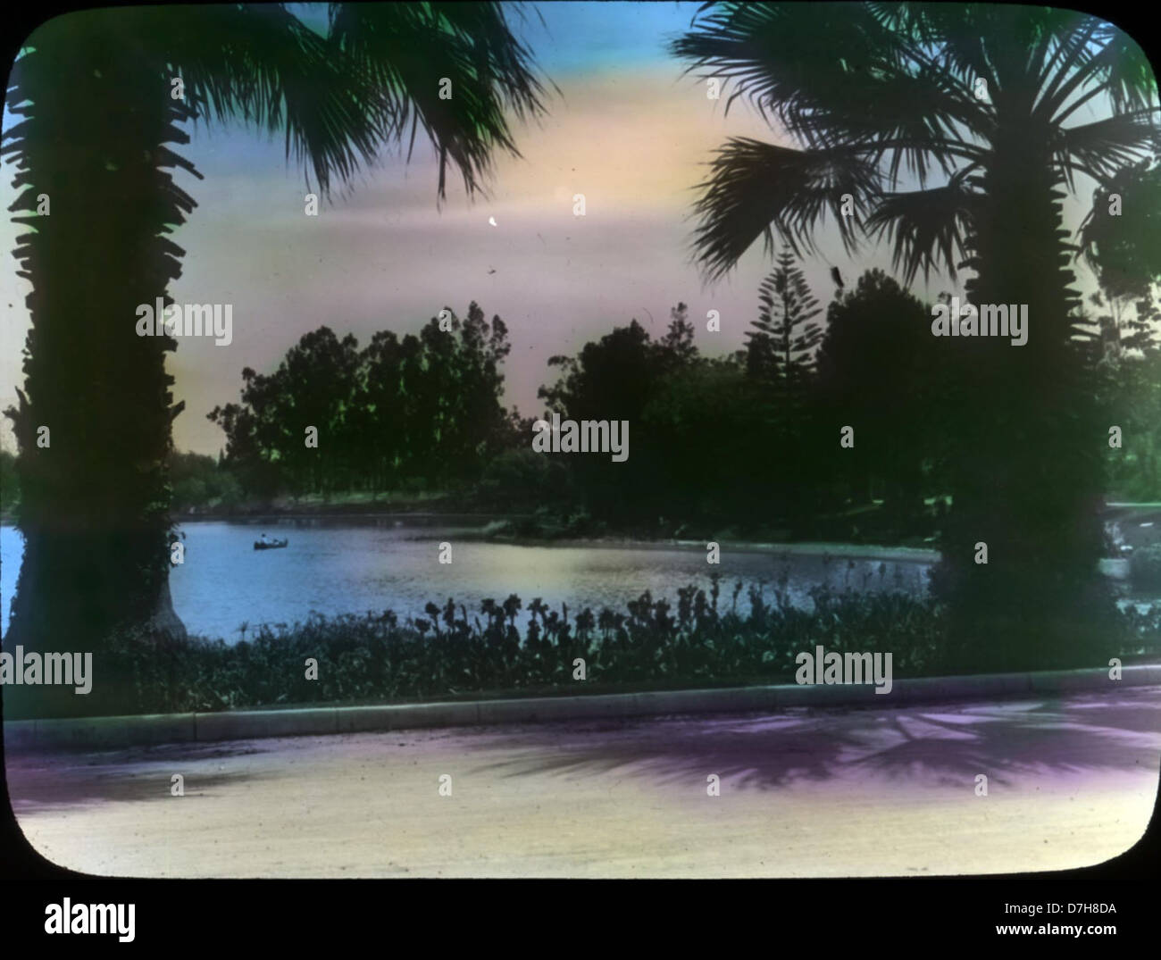 Questa fotografia storica cattura una pittoresca scena costiera vicino a Los Angeles, California, mostrando la bellezza naturale della regione e i paesaggi costieri. La foto sottolinea l'atmosfera tranquilla e il tranquillo ambiente costiero. Foto Stock