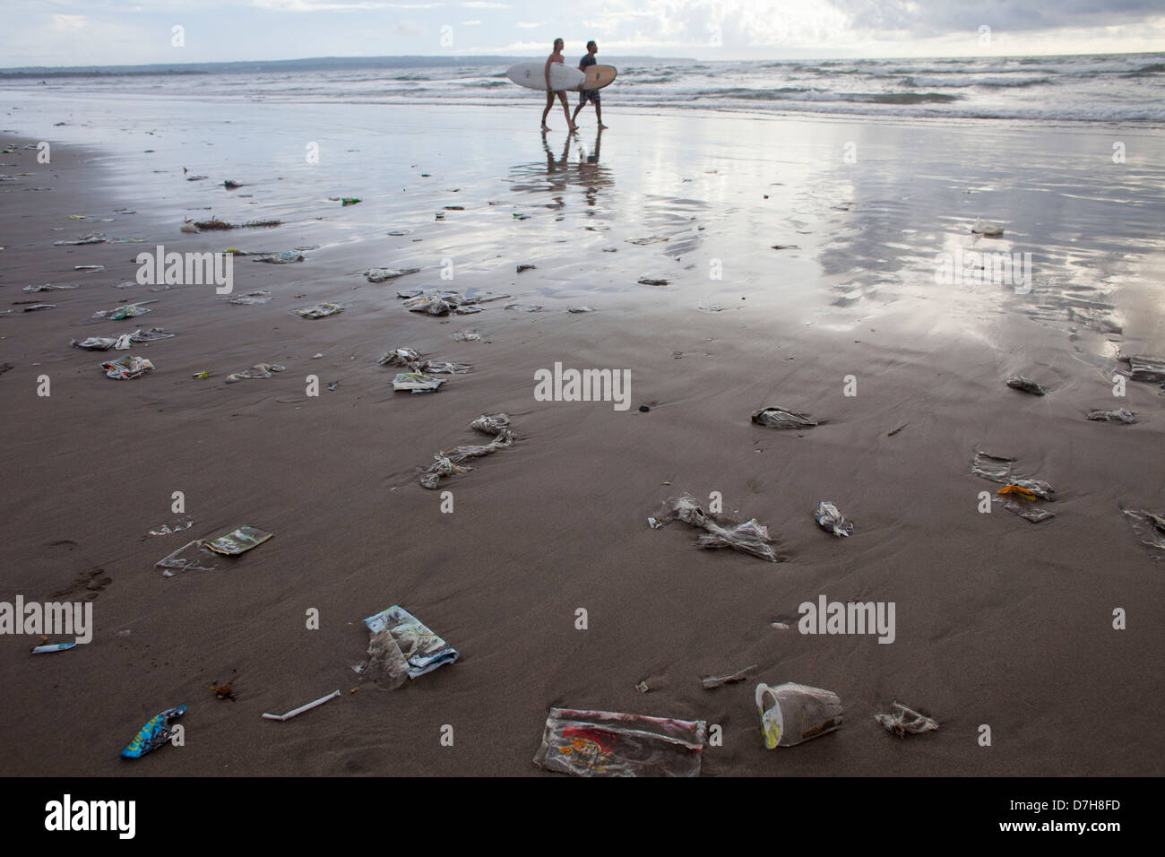 Immondizia di plastica presso la riva di Bali. Foto Stock