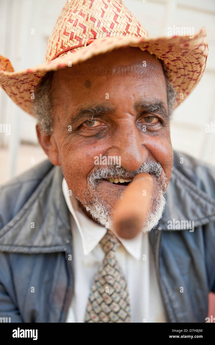 Uomo anziano con il cappello, barba di fumare un sigaro, Trinidad, Cuba, Caraibi Foto Stock