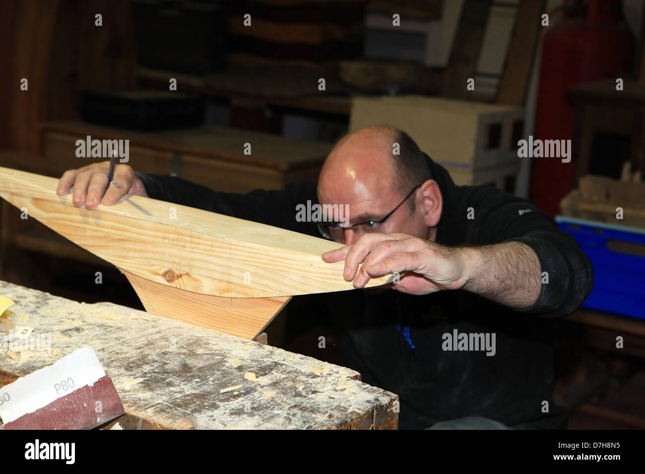 Uomo che fa un mezzo scafo modello in un workshop Foto Stock