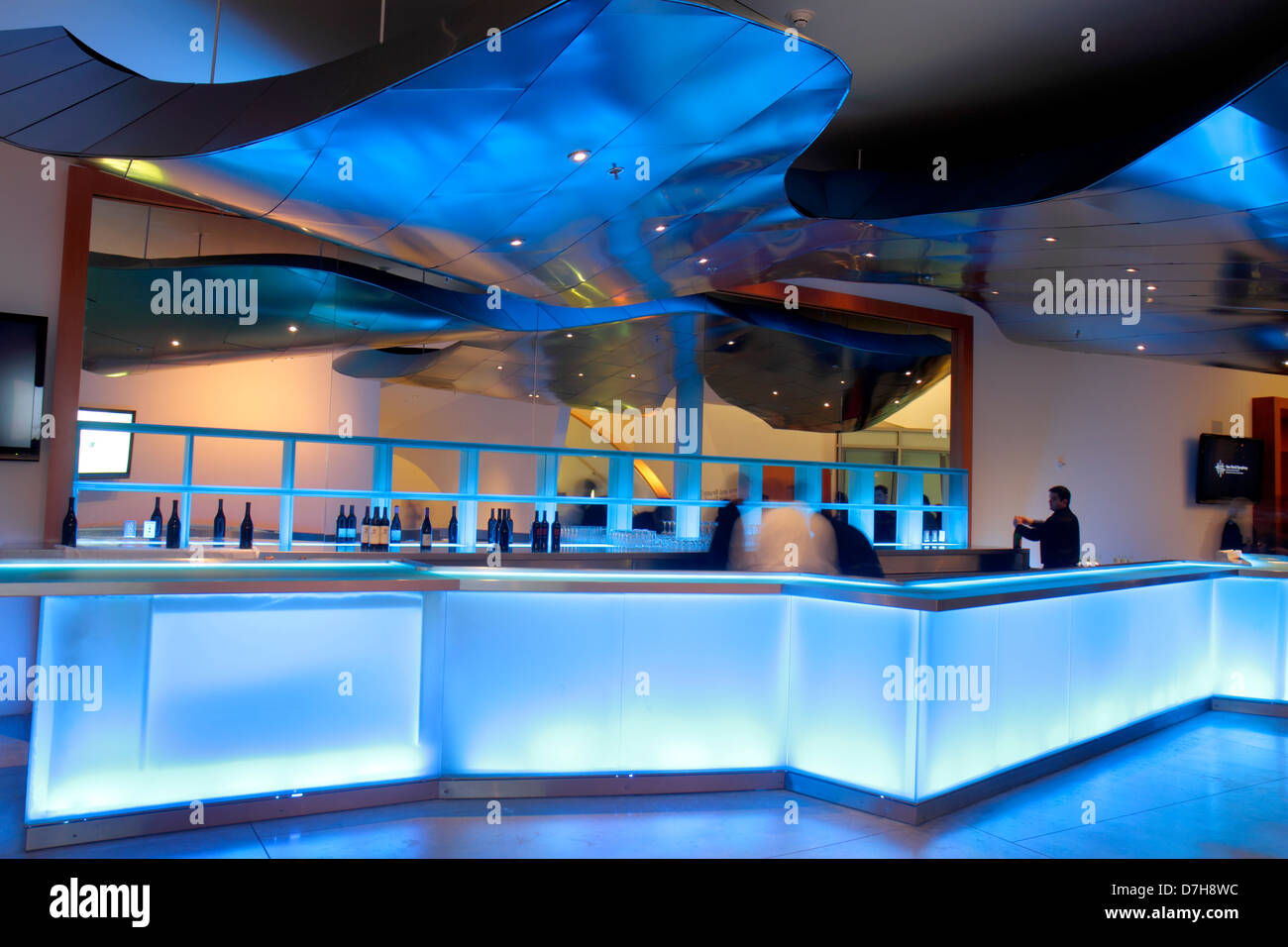 Miami Beach, Florida, 17th Street, New World Center, New World Symphony, America's Orchestral Academy, Frank Gehry, lobby, bar bar lounge, illuminazione blu del pub Foto Stock