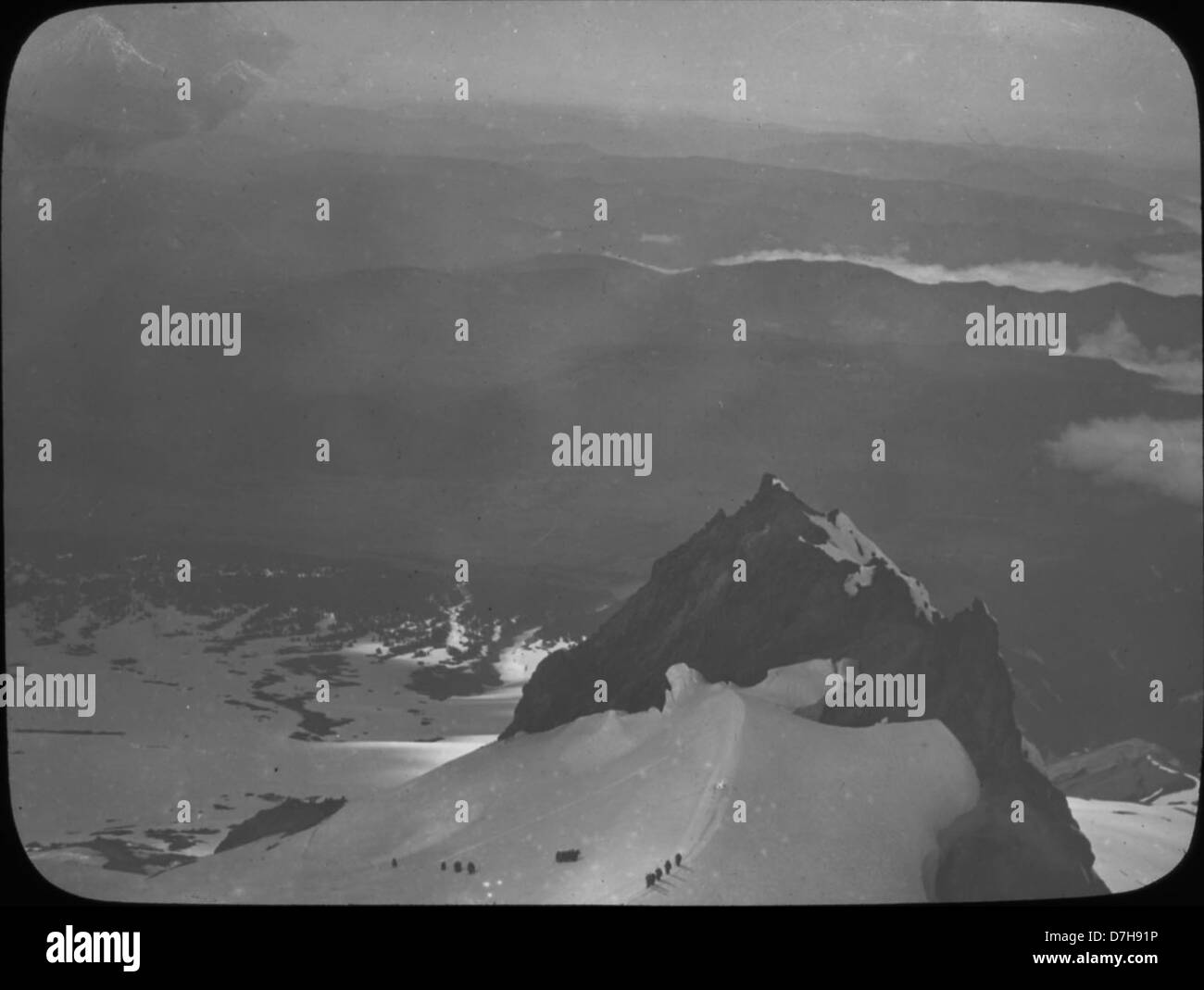 Questa immagine cattura la salita vicino a Crater Rock sul Monte Hood, una vetta prominente in Oregon, che mostra il terreno accidentato e il suggestivo paesaggio vulcanico. Foto Stock