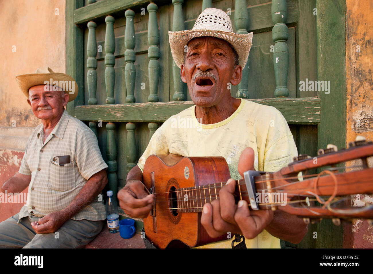 Musicisti di strada con Tres cubano nella città vecchia di Trinidad, Cuba, Caraibi Foto Stock