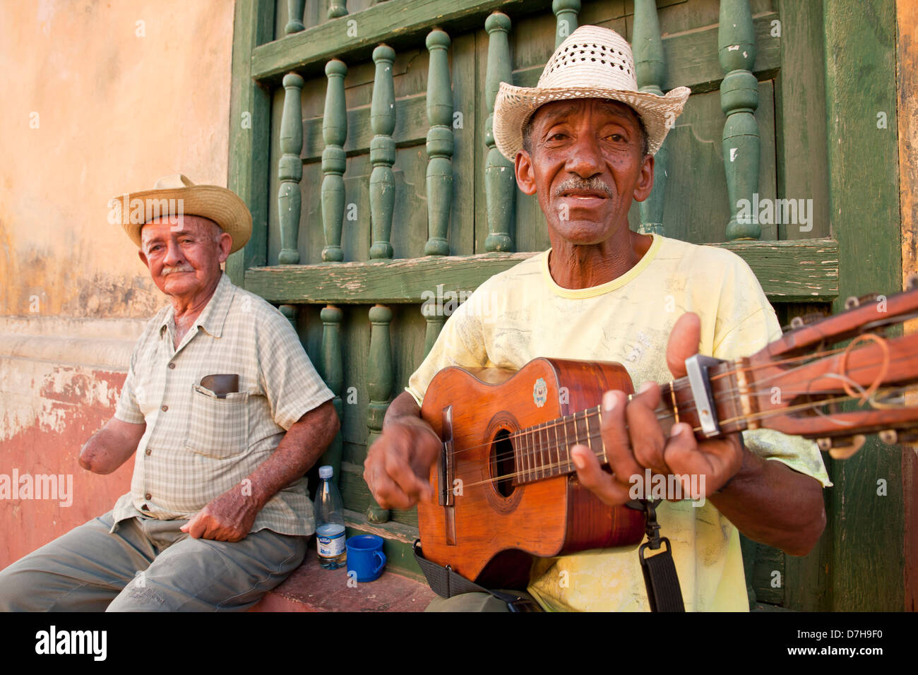 Musicisti di strada con Tres cubano nella città vecchia di Trinidad, Cuba, Caraibi Foto Stock