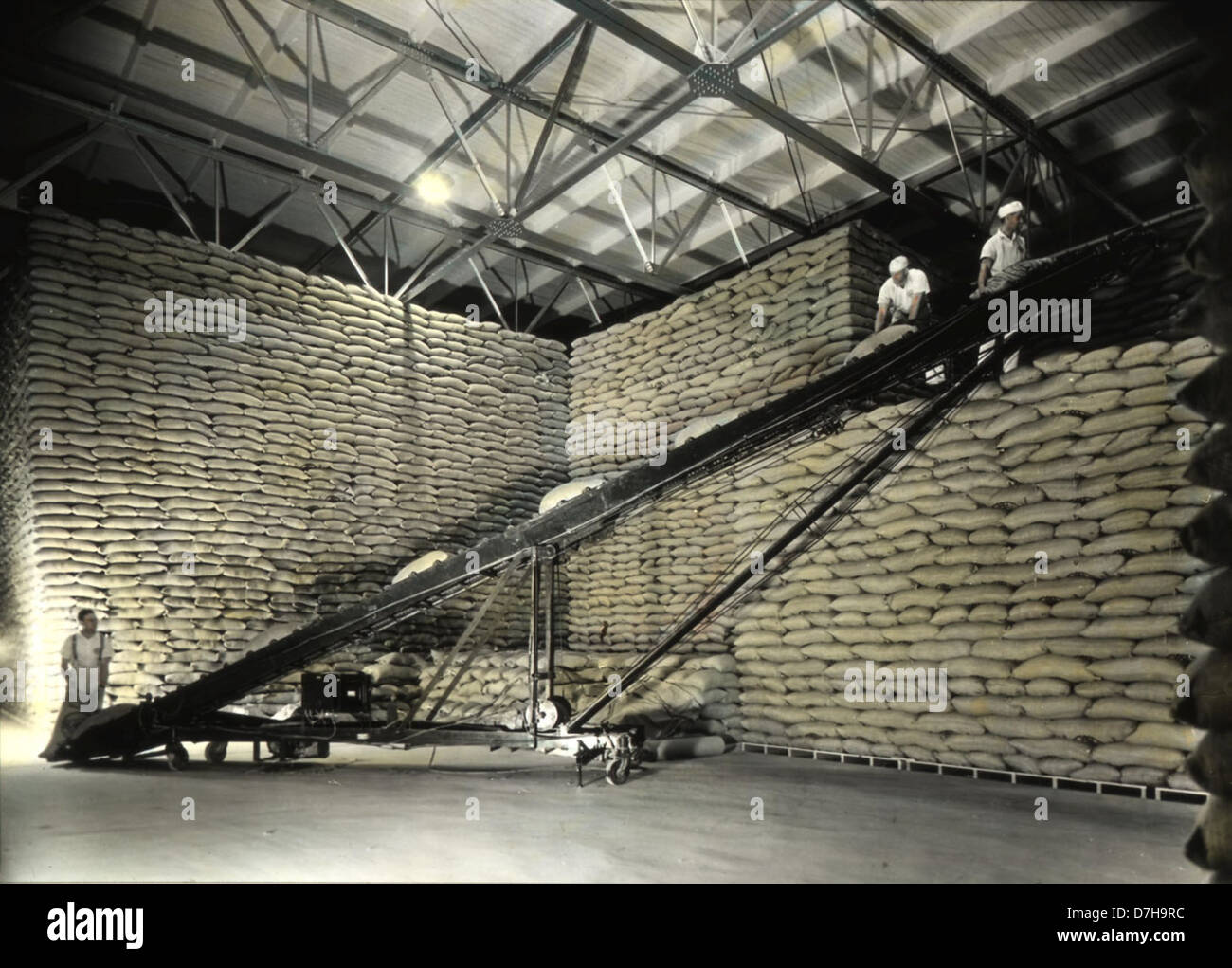 Questa immagine presenta sacchetti di zucchero "White Satin", un prodotto dell'Oregon Industries del 1940 circa. Riflette il packaging e il branding dell'epoca, mostrando il design e le pratiche commerciali dell'epoca. Foto Stock