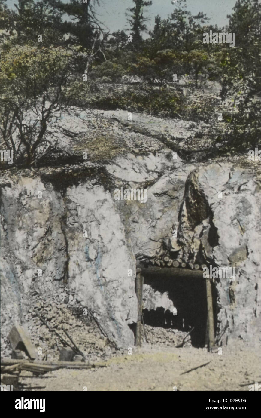 Questa immagine storica di Oregon Industries del 1940 circa mette in evidenza il ruolo dell’industria mineraria nello sviluppo economico dell’Oregon. La foto offre informazioni sulle operazioni minerarie e sulla forza lavoro durante questo periodo di crescita industriale. Foto Stock