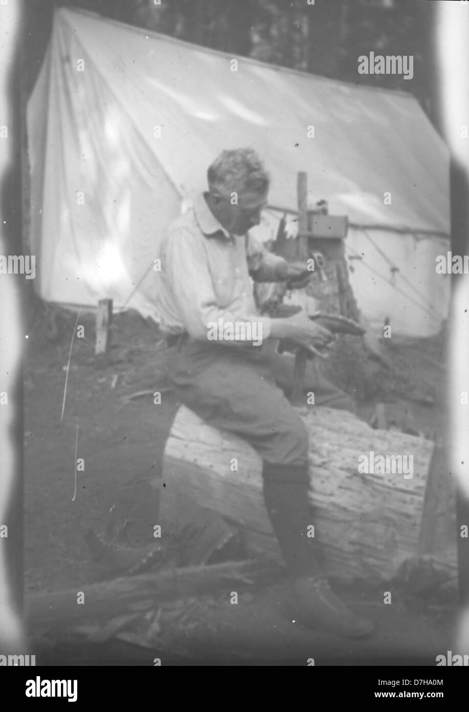 Questa immagine della Herman Bohlman Collection presso l'OSU Archives mostra persone che lavorano con strumenti, possibilmente in un ambiente commerciale o artigianale. Cattura l'essenza del lavoro e dell'artigianato, con particolare attenzione agli strumenti utilizzati, sottolineando l'importanza delle competenze manuali negli ambienti di lavoro storici e contemporanei. Foto Stock