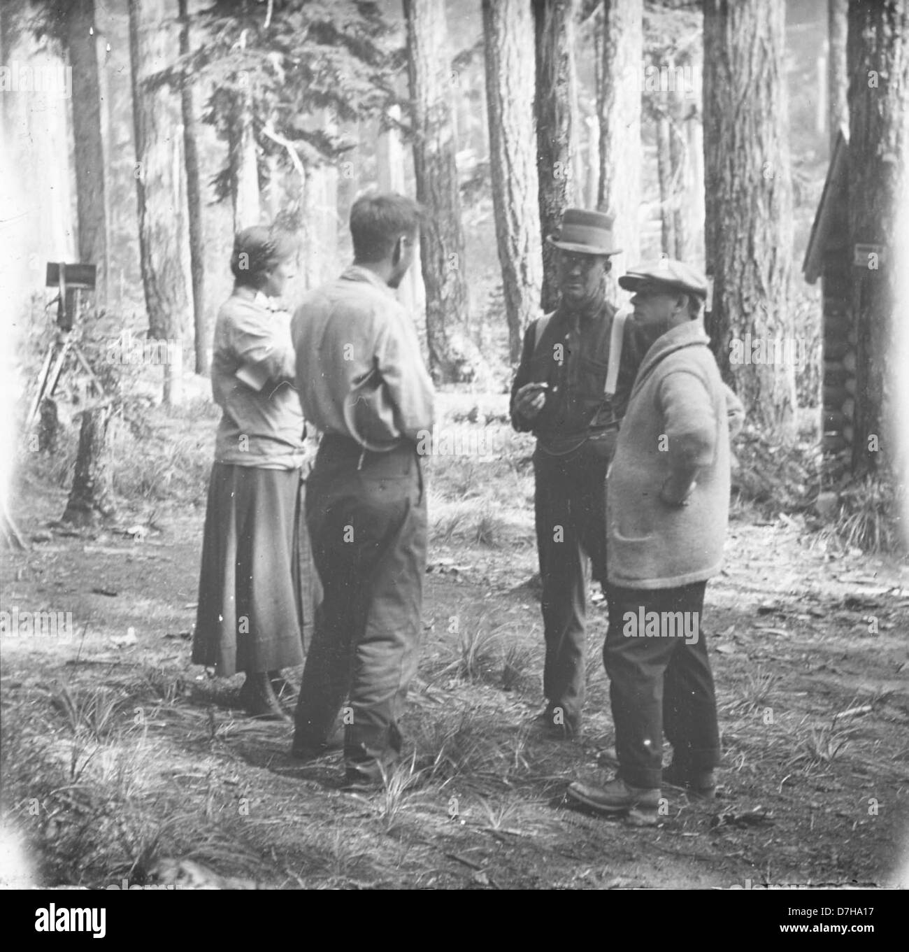 Questa immagine della Herman Bohlman Collection degli archivi OSU presenta persone impegnate nella conversazione, evidenziando le interazioni sociali quotidiane. La fotografia cattura un momento della vita ordinaria, riflettendo le dinamiche dell'interazione umana e dell'attività comunitaria. Foto Stock