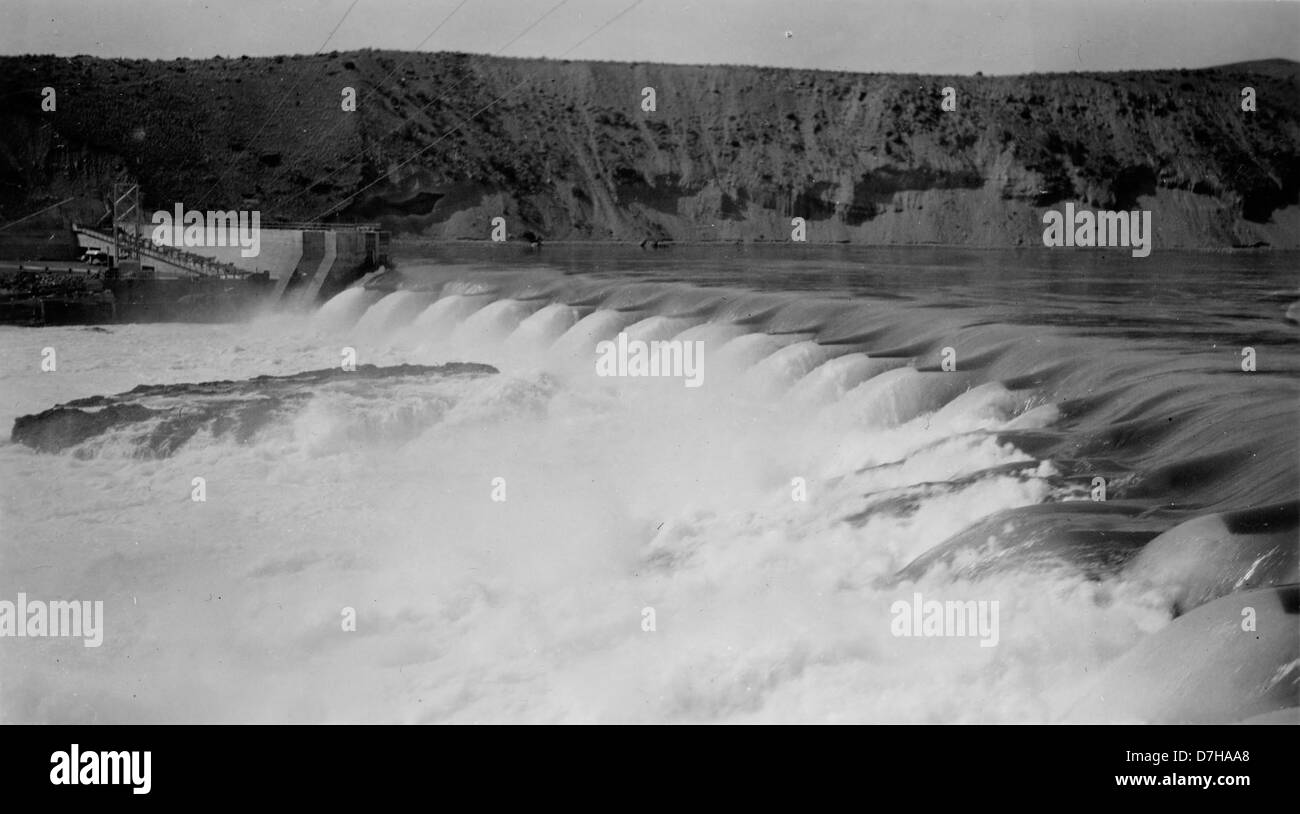 Questa immagine dagli archivi OSU mostra una fuoriuscita centrale e una via di pesca sinistra in una diga, come parte del Pacific Northwest Stream Survey. Essa mette in evidenza gli sforzi compiuti per valutare la progettazione delle vie di pesca al fine di migliorare la gestione ambientale e la conservazione della vita acquatica. Foto Stock