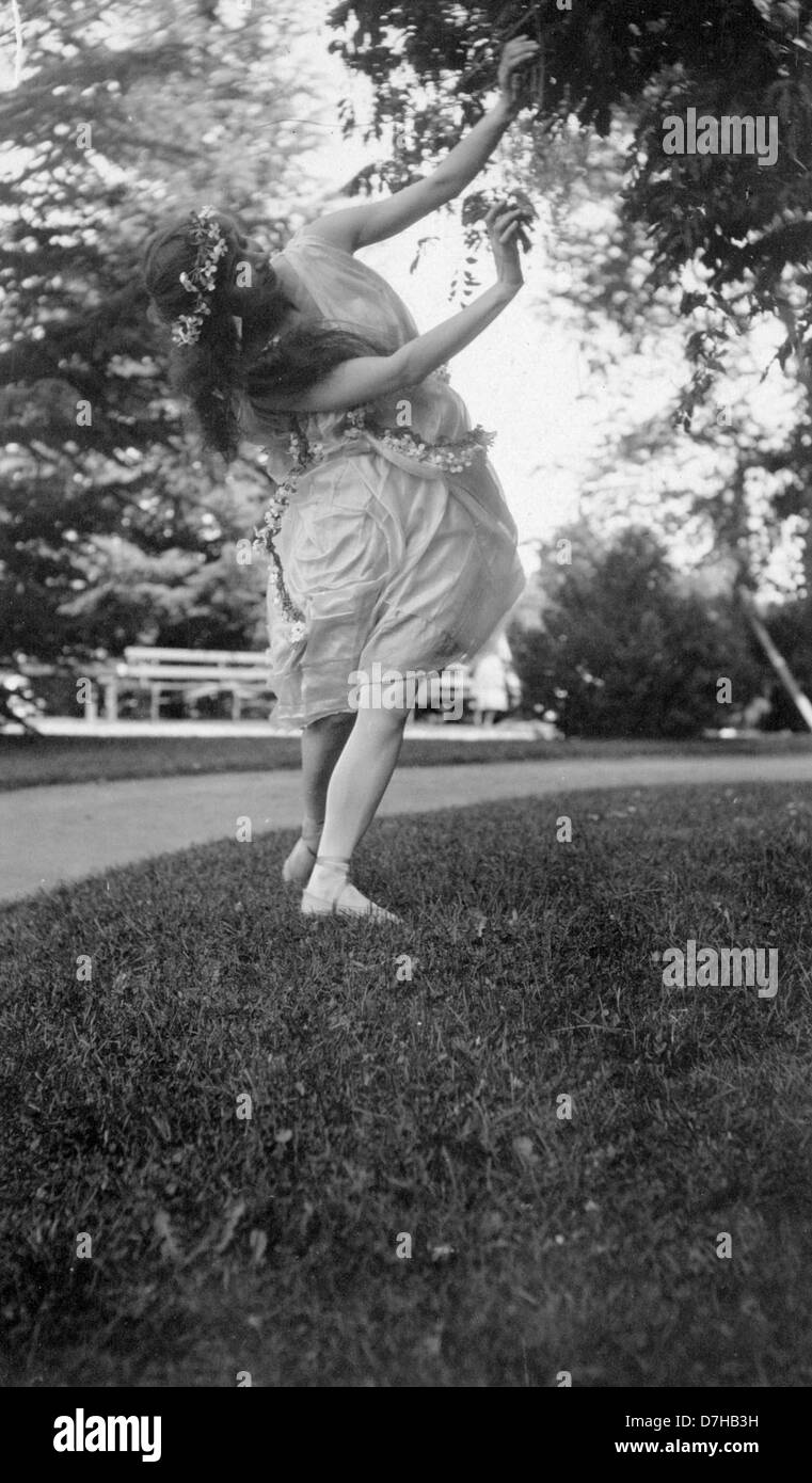 Questa foto dell'OSU Archives cattura una donna che danza, illustrando un'attività culturale attraverso le stagioni. L'immagine riflette la vivace vita della comunità e le pratiche tradizionali in primavera, mettendo in evidenza le espressioni culturali regionali. Foto Stock