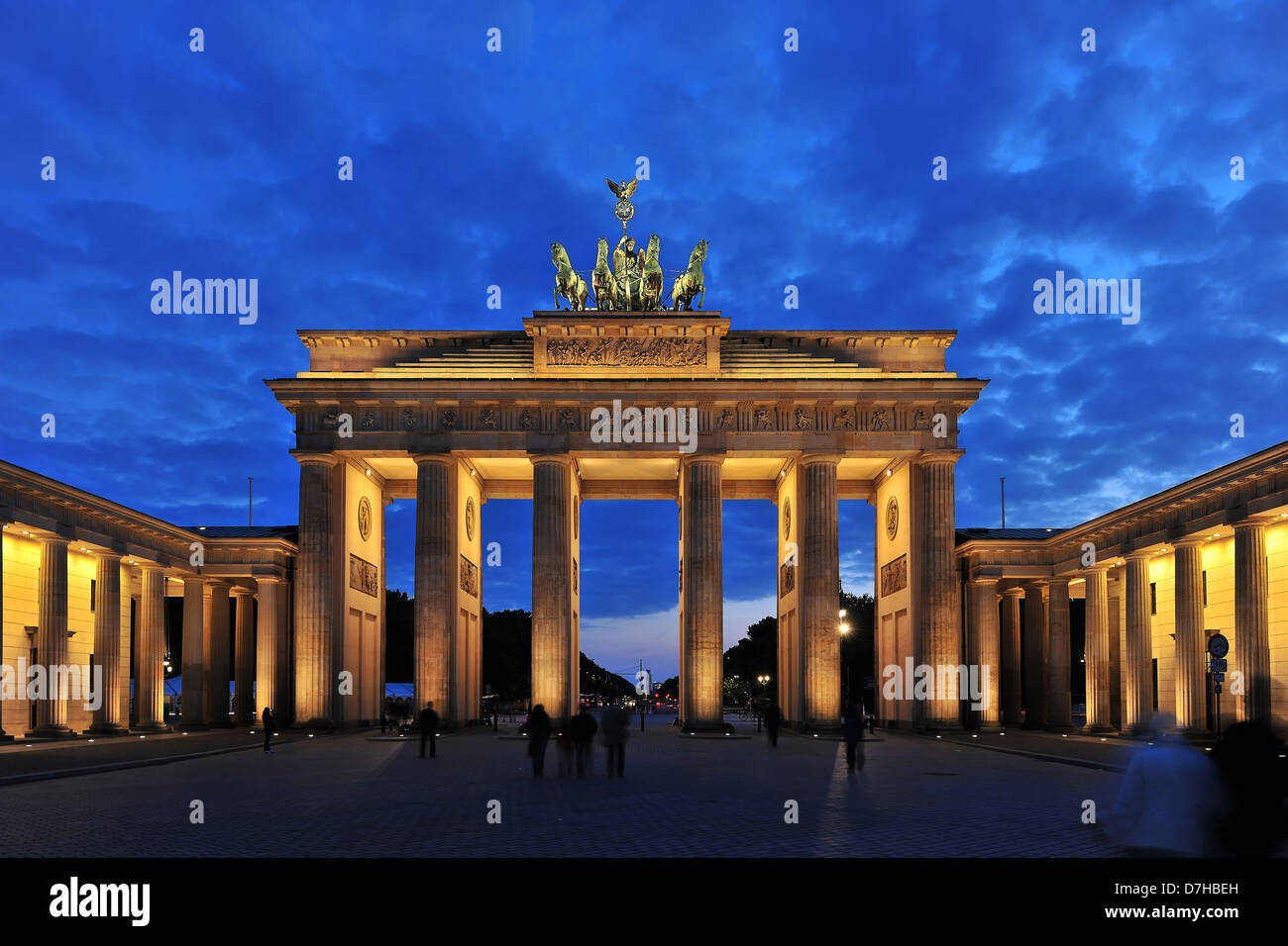 La Porta di Brandeburgo a Berlino di notte Foto Stock