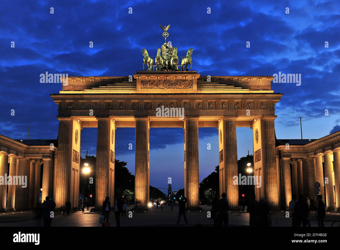 La Porta di Brandeburgo a Berlino di notte Foto Stock