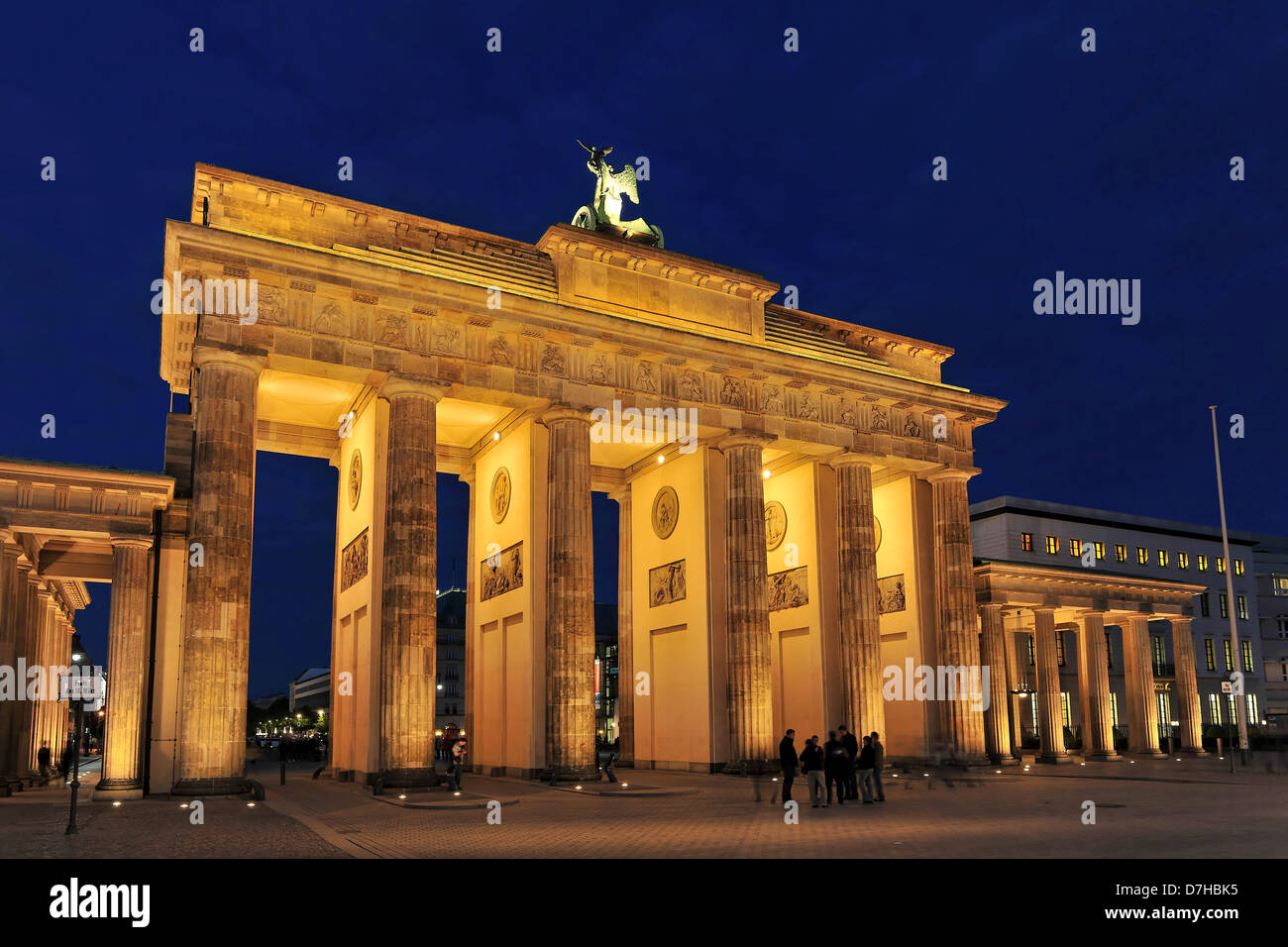 La Porta di Brandeburgo a Berlino di notte Foto Stock