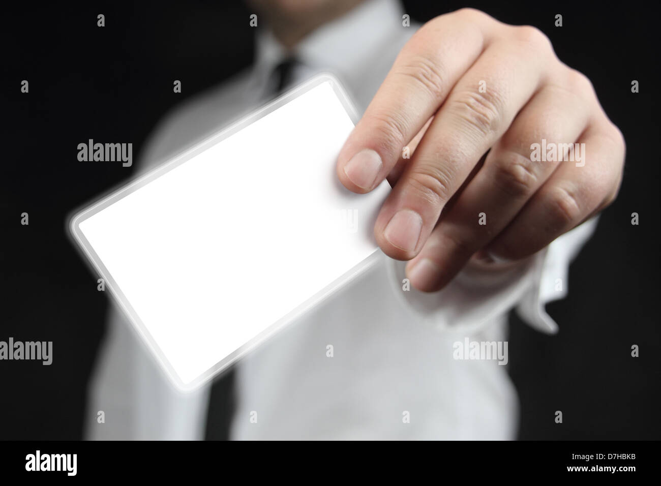 Imprenditore in camicia bianca con una cravatta nera, mostra business card con spazio di copia Foto Stock