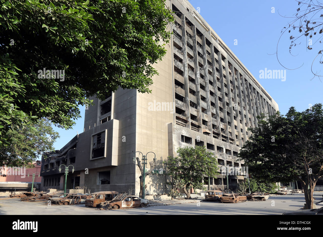 L'Egitto, al Cairo. Il bruciato sede dell'ex National Democratic Party NDP dell ex leader del partito di Hosni Mubarak Foto Stock