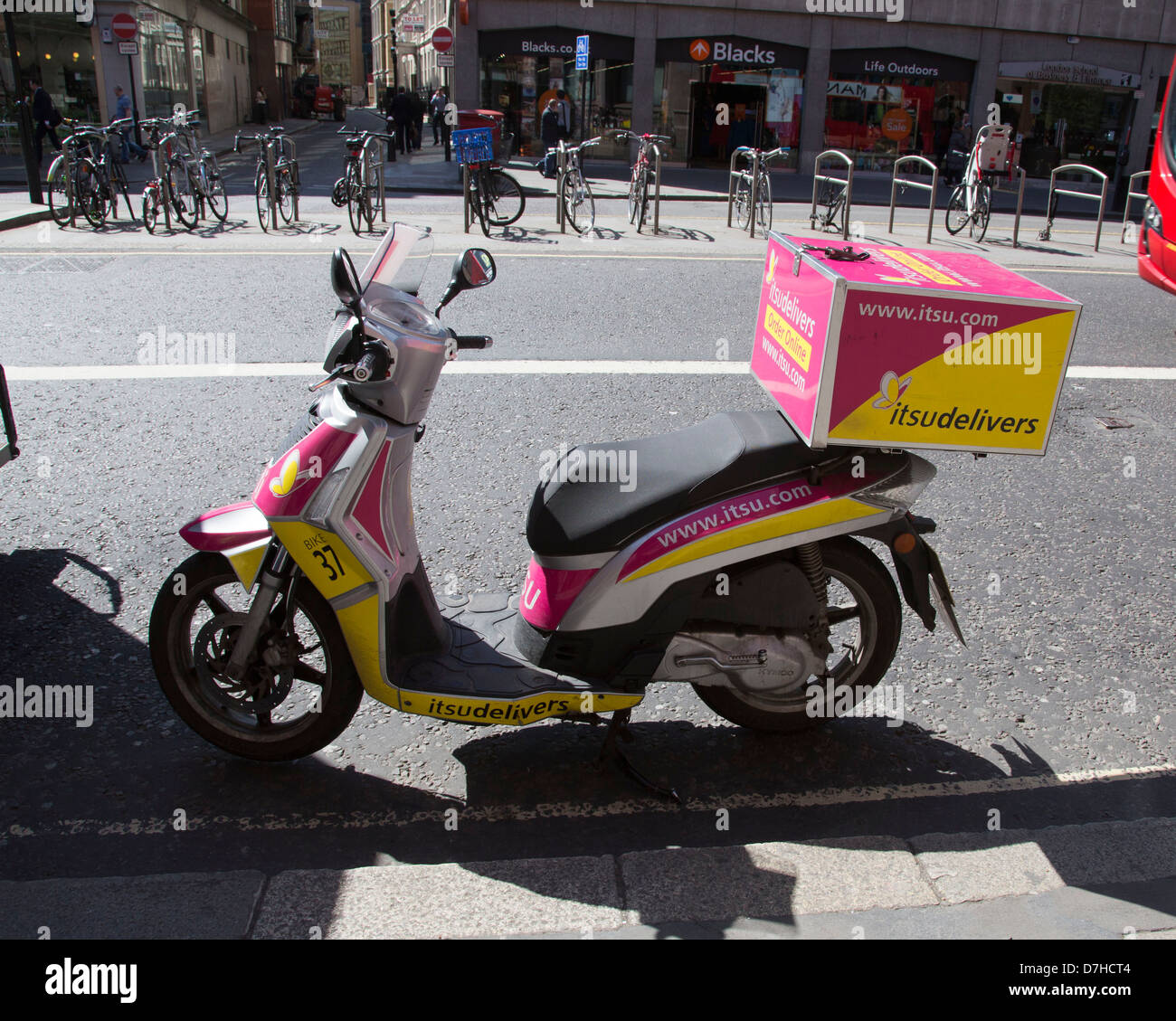 Consegna Itsu scooter parcheggiata dal lato della strada Foto Stock