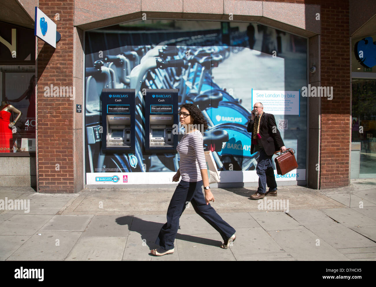 Barclays Bank in High Holborn con sportelli bancomat e foto di grandi dimensioni di Barclays 'Boris' bici al di fuori Foto Stock