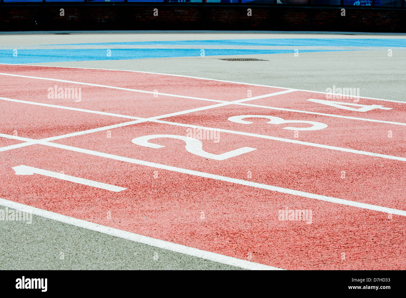 Iscrizioni da Cardiff alla stazione degli autobus centrale che rappresenta una pista di atletica, creato per celebrare il 2012 Olimpiadi di Londra. Foto Stock