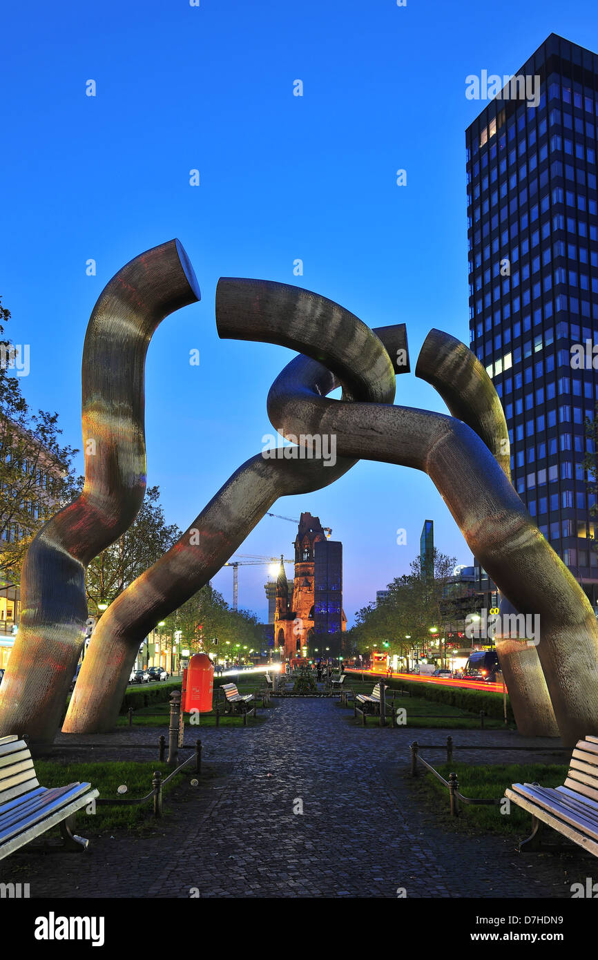 Il simbolo della libertà e la Kaiser Wilhelm Memorial Church di Berlino Foto Stock