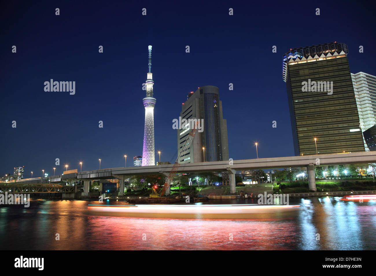 Giappone, Tokyo Sumida-ku, vista notturna di Tokyo Sky Tree (634 m) dal fiume Sumida Foto Stock